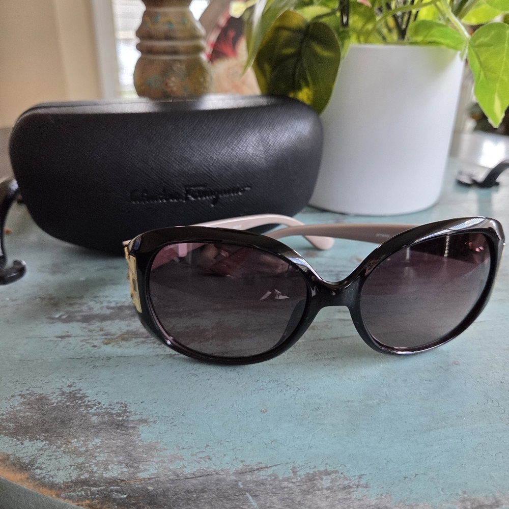 Salvatore Ferragamo Gradient Oval Sunglasses New $275  Black/Taupe - Picture 2 of 12